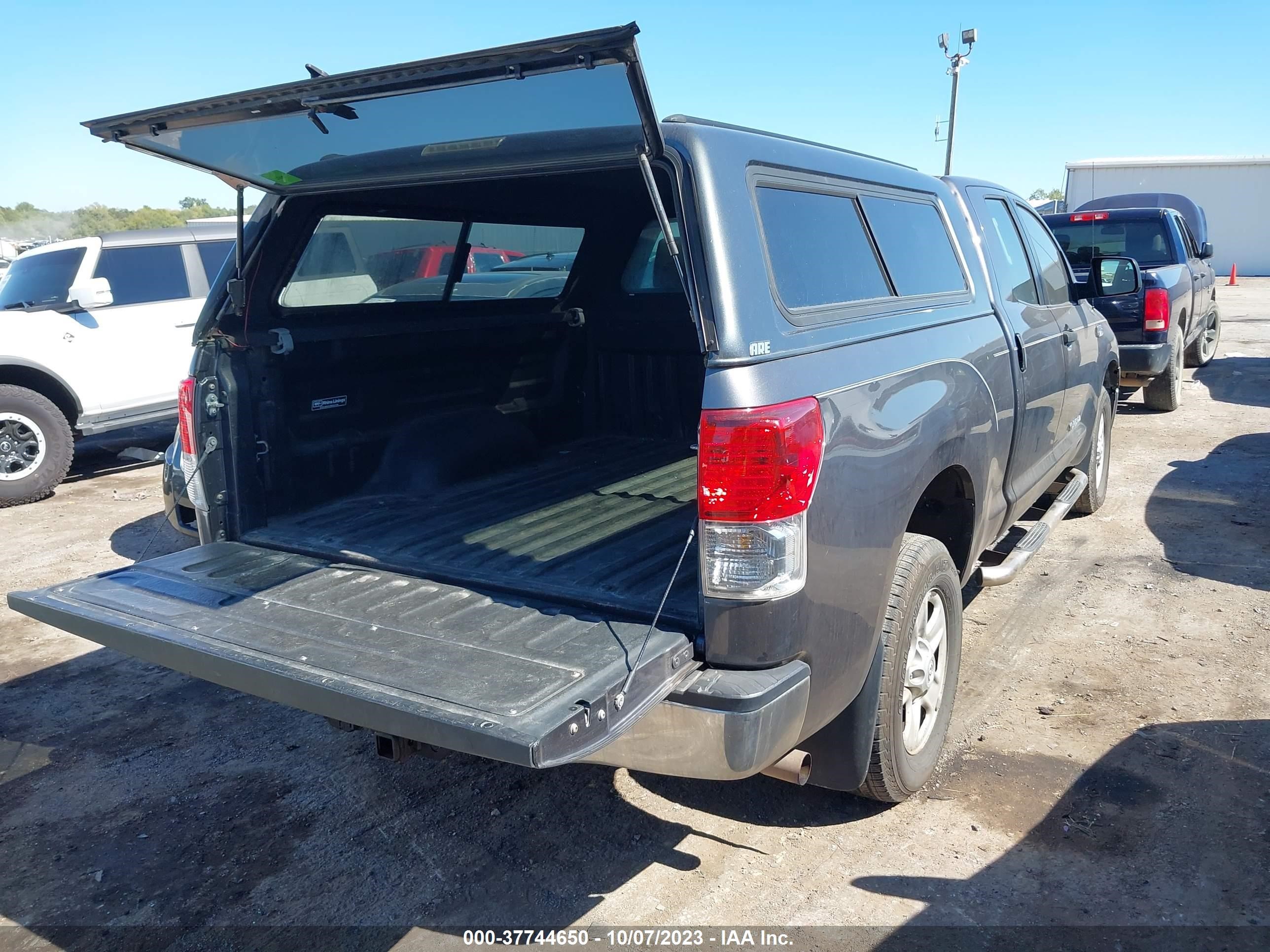 Photo 3 VIN: 5TFUW5F13BX207439 - TOYOTA TUNDRA 