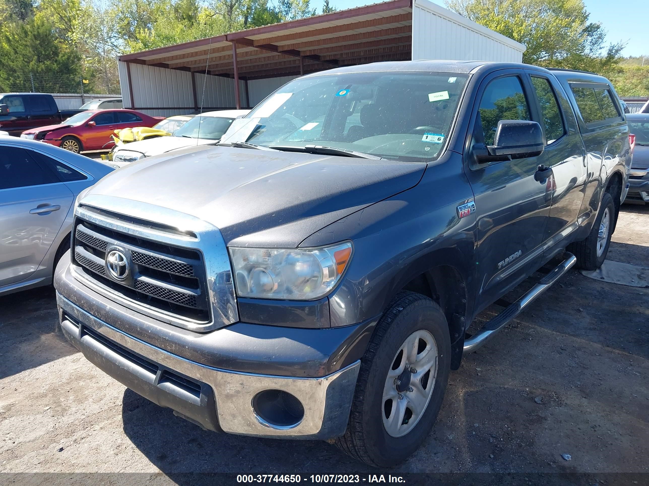 Photo 5 VIN: 5TFUW5F13BX207439 - TOYOTA TUNDRA 