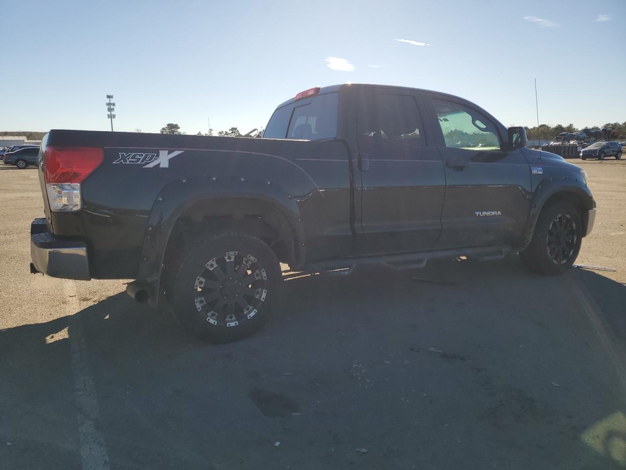 Photo 2 VIN: 5TFUW5F13DX318768 - TOYOTA TUNDRA 