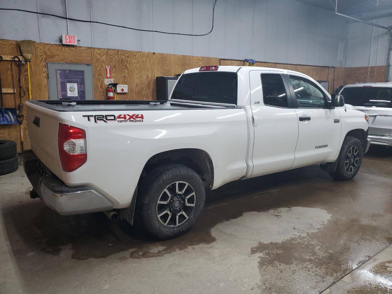 Photo 2 VIN: 5TFUW5F14JX725820 - TOYOTA TUNDRA 