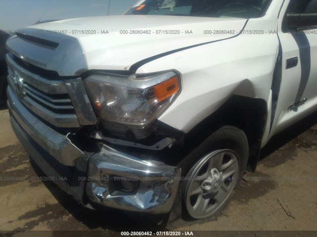 Photo 5 VIN: 5TFUW5F17GX561665 - TOYOTA TUNDRA 4WD TRUCK 