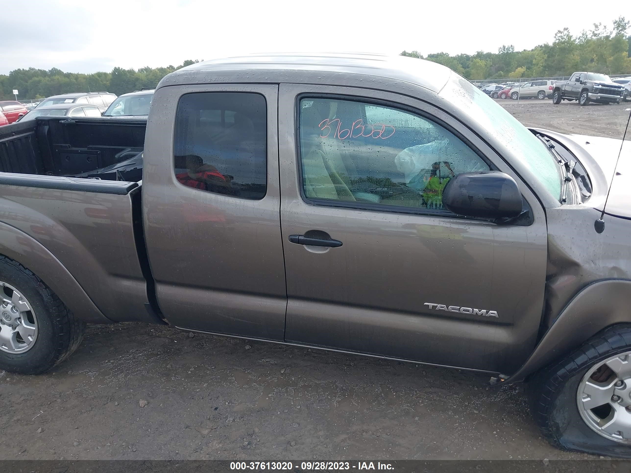 Photo 12 VIN: 5TFUX4EN5DX017527 - TOYOTA TACOMA 