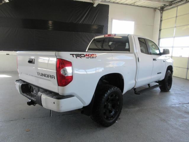 Photo 2 VIN: 5TFUY5F15KX820785 - TOYOTA TUNDRA 