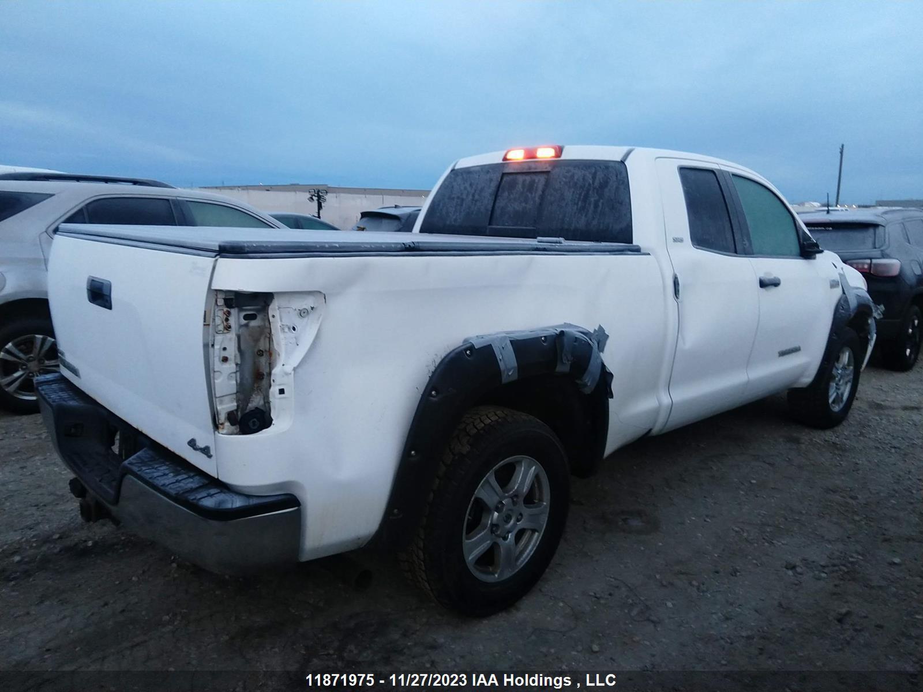 Photo 3 VIN: 5TFUY5F16AX125326 - TOYOTA TUNDRA 