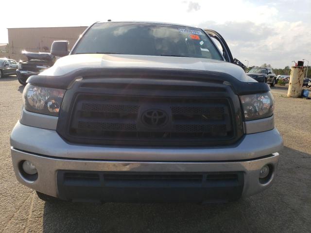 Photo 4 VIN: 5TFUY5F17AX158013 - TOYOTA TUNDRA DOU 