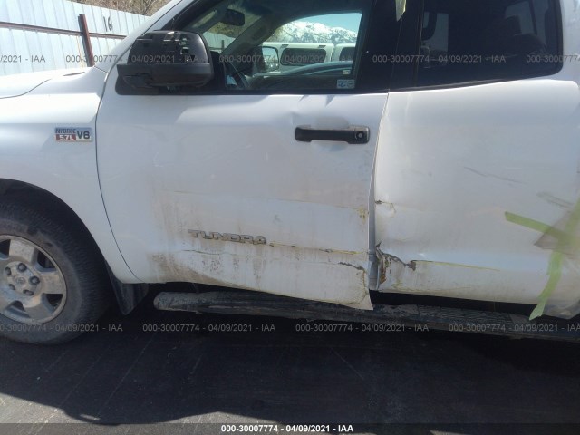 Photo 5 VIN: 5TFUY5F18CX245230 - TOYOTA TUNDRA 4WD TRUCK 