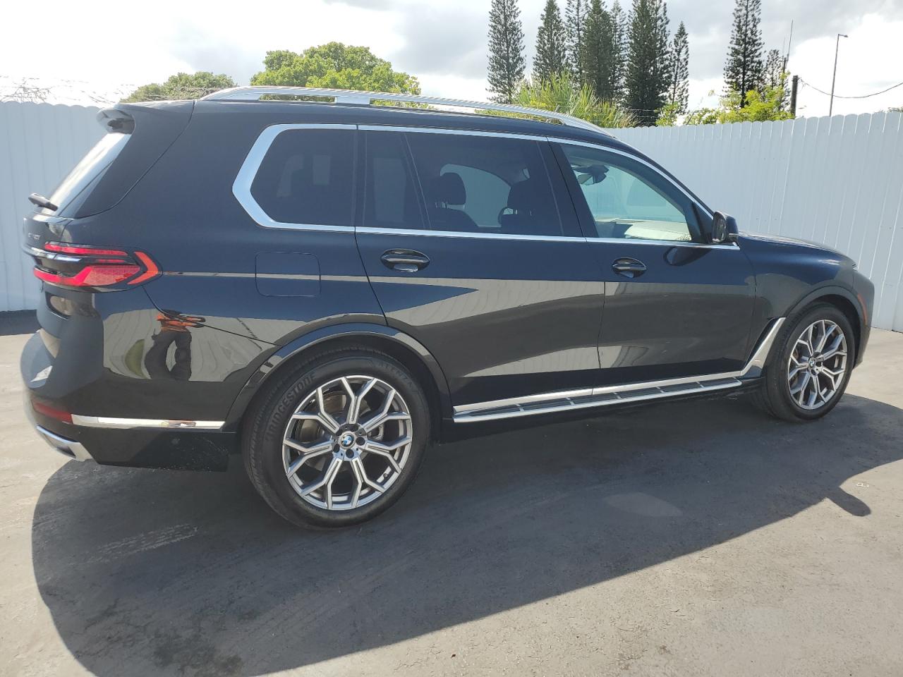 Photo 2 VIN: 5UX23EM03R9V10549 - BMW X7 