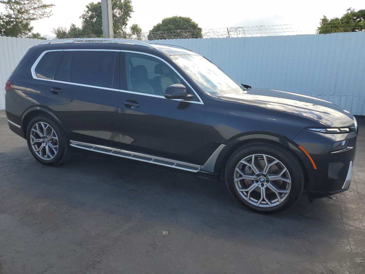 Photo 3 VIN: 5UX23EM03R9V10549 - BMW X7 