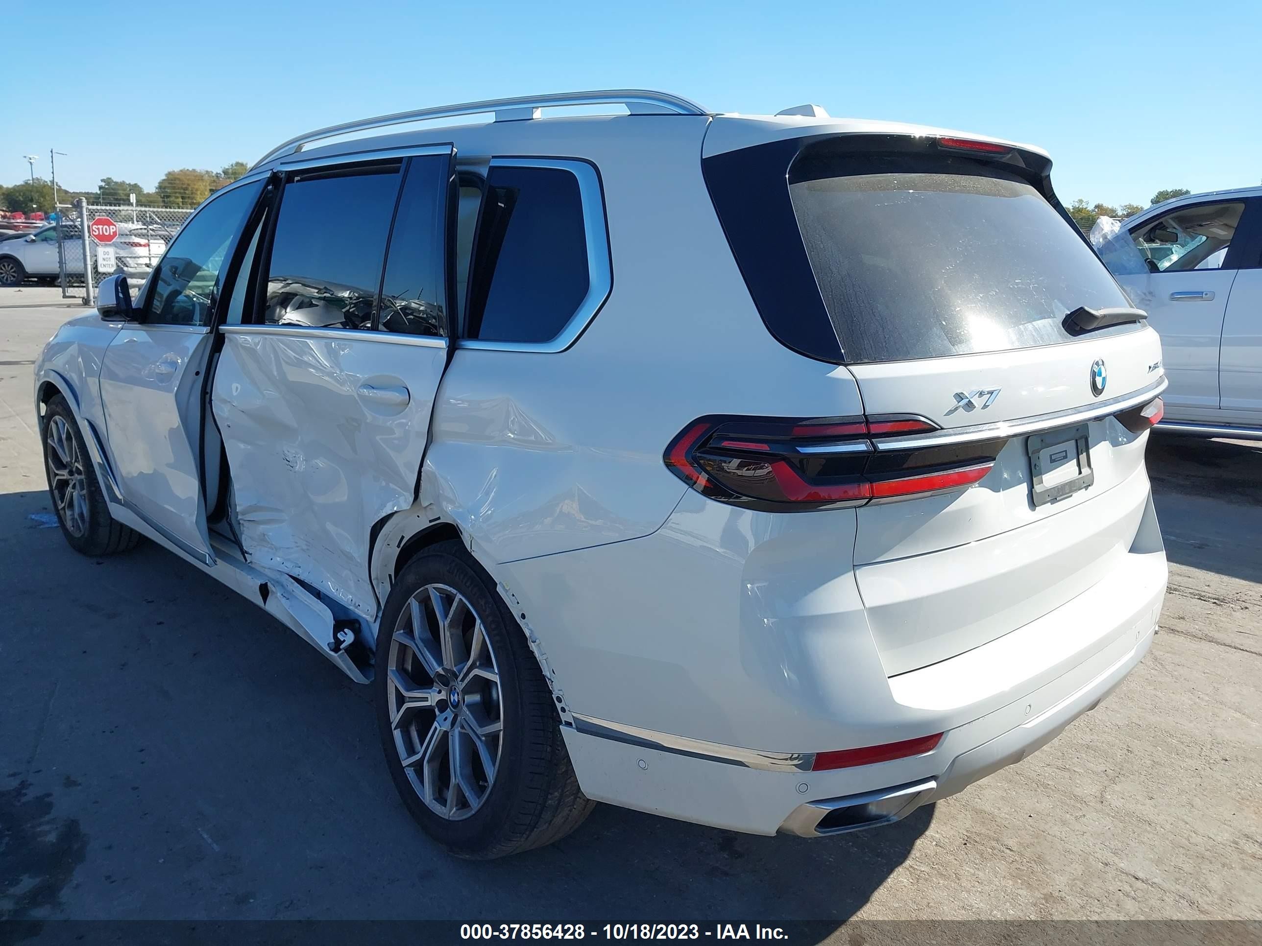 Photo 2 VIN: 5UX23EM04P9P67460 - BMW X7 