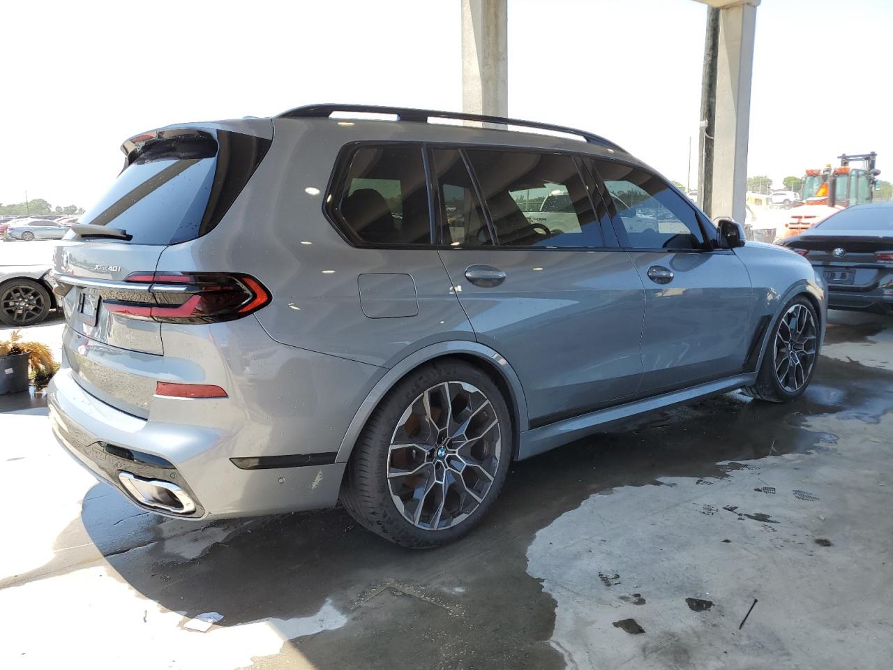 Photo 2 VIN: 5UX23EM05P9R00100 - BMW X7 