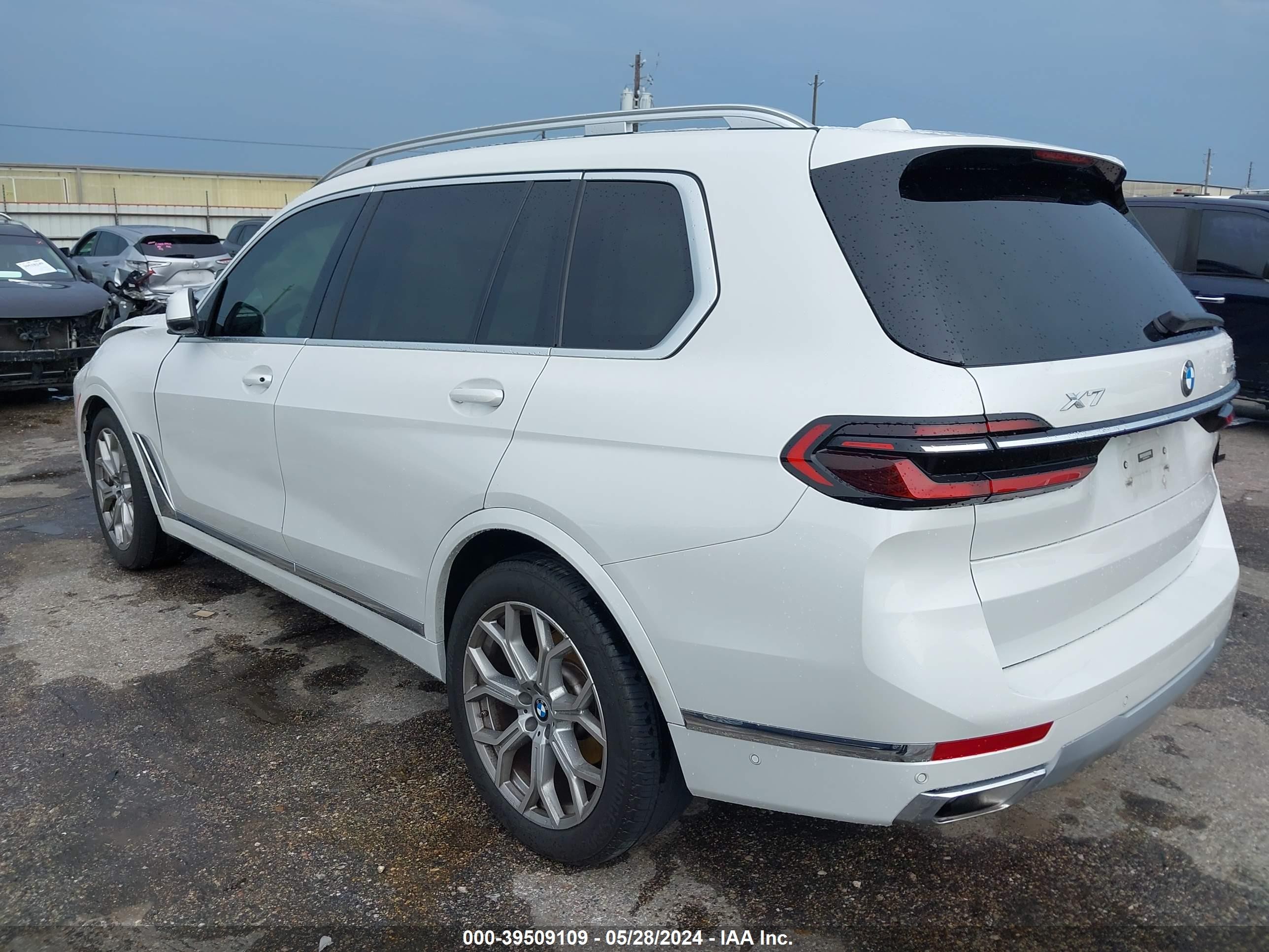 Photo 2 VIN: 5UX23EM08P9R02746 - BMW X7 