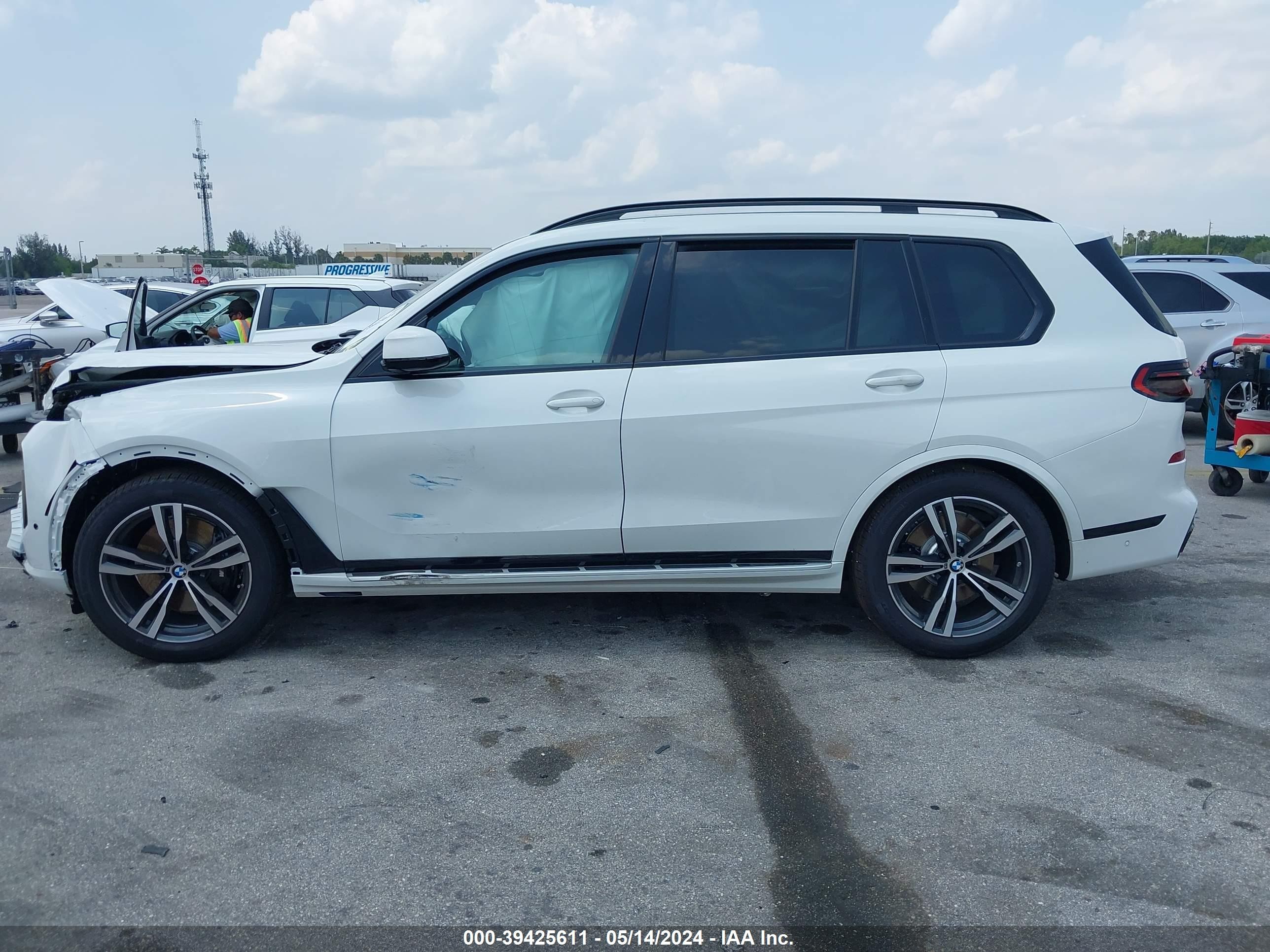 Photo 13 VIN: 5UX23EM09R9V77415 - BMW X7 