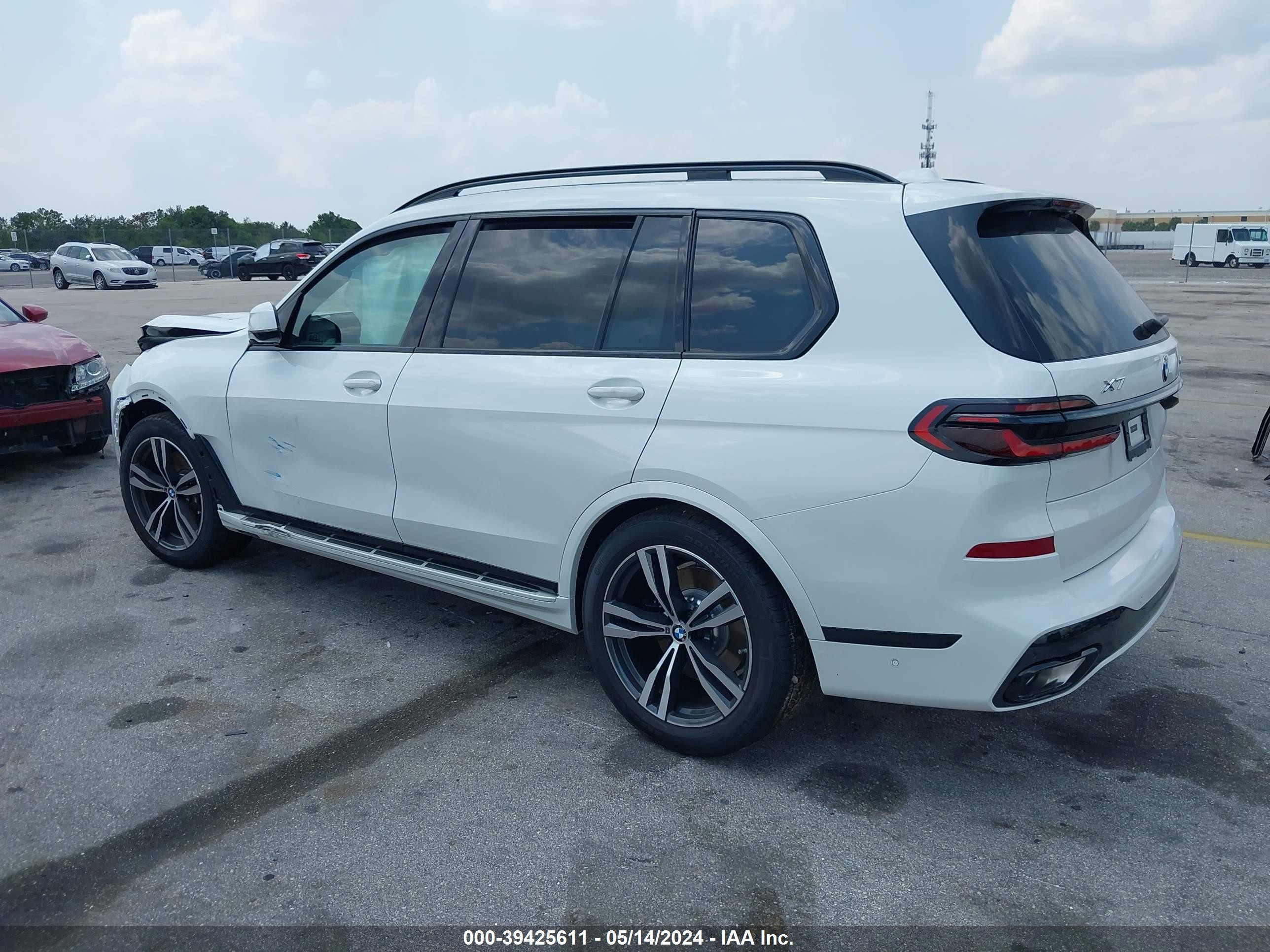 Photo 2 VIN: 5UX23EM09R9V77415 - BMW X7 