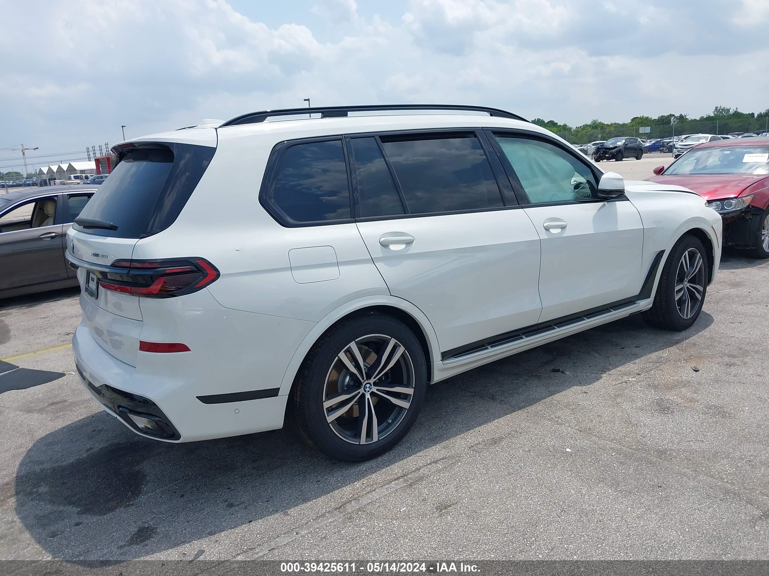 Photo 3 VIN: 5UX23EM09R9V77415 - BMW X7 