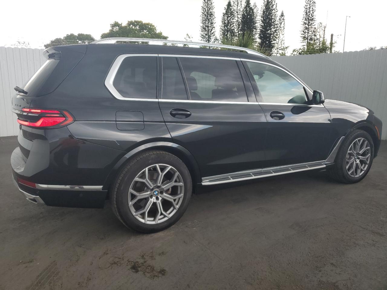 Photo 2 VIN: 5UX23EM0XR9V08913 - BMW X7 