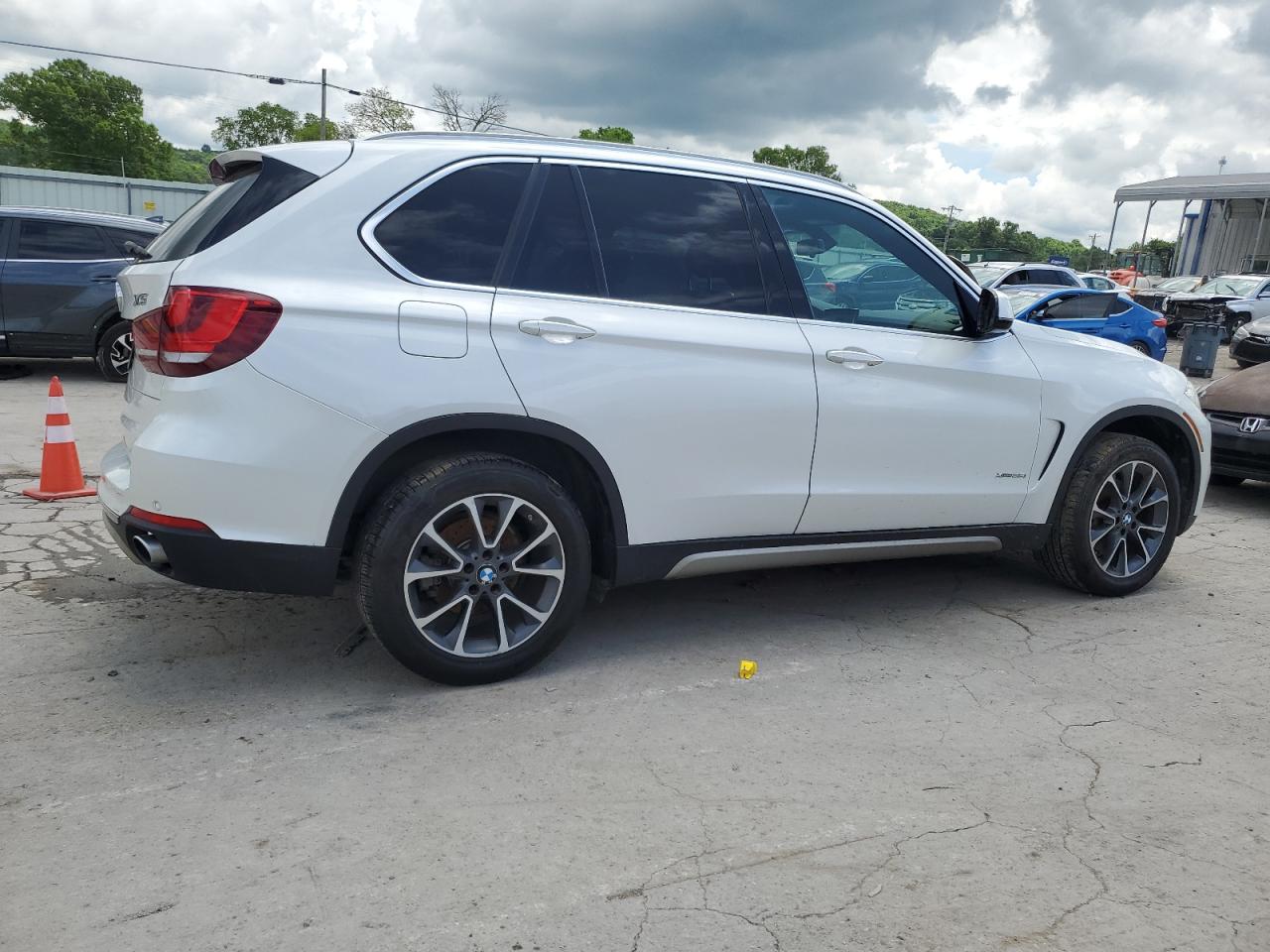 Photo 2 VIN: 5UXKR0C39H0X80109 - BMW X5 