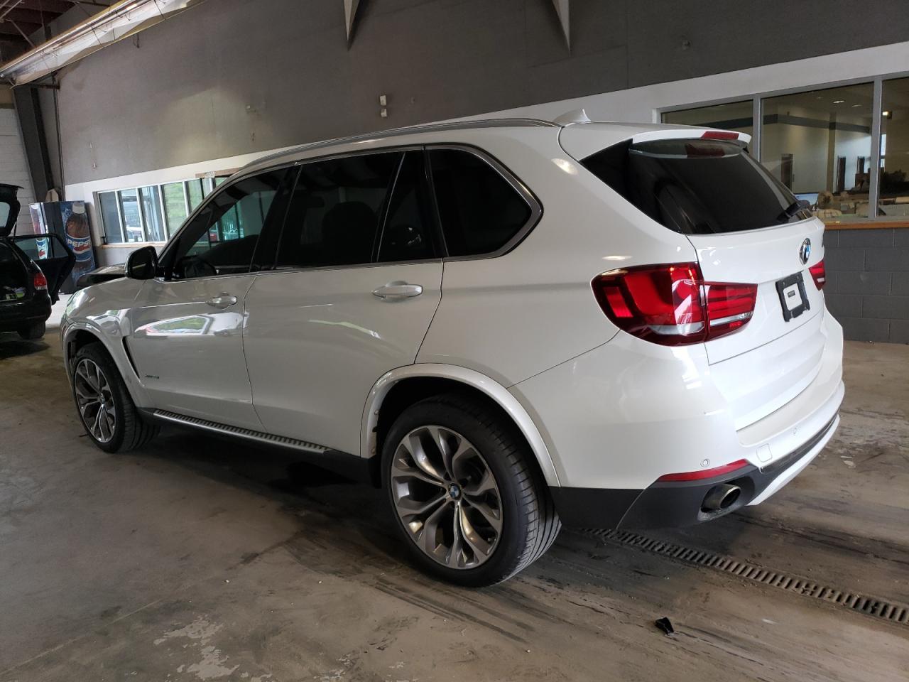 Photo 1 VIN: 5UXKR0C52F0P08148 - BMW X5 