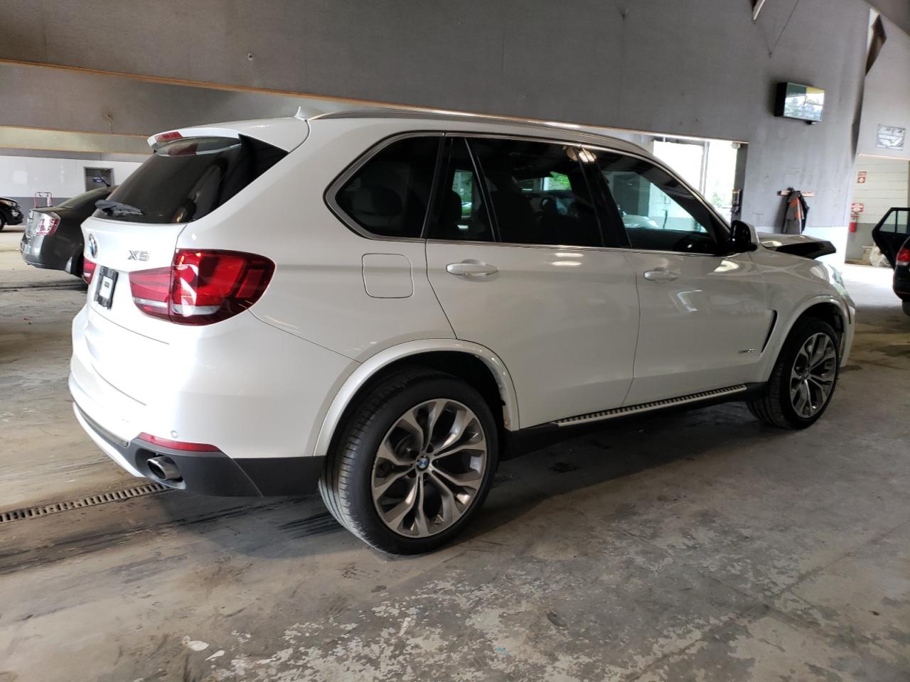 Photo 2 VIN: 5UXKR0C52F0P08148 - BMW X5 