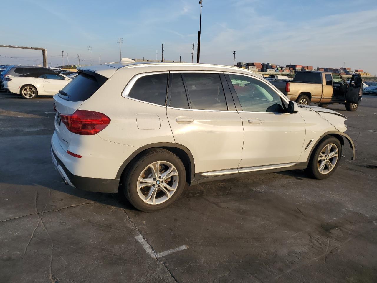 Photo 2 VIN: 5UXTR7C50KLF36145 - BMW X3 