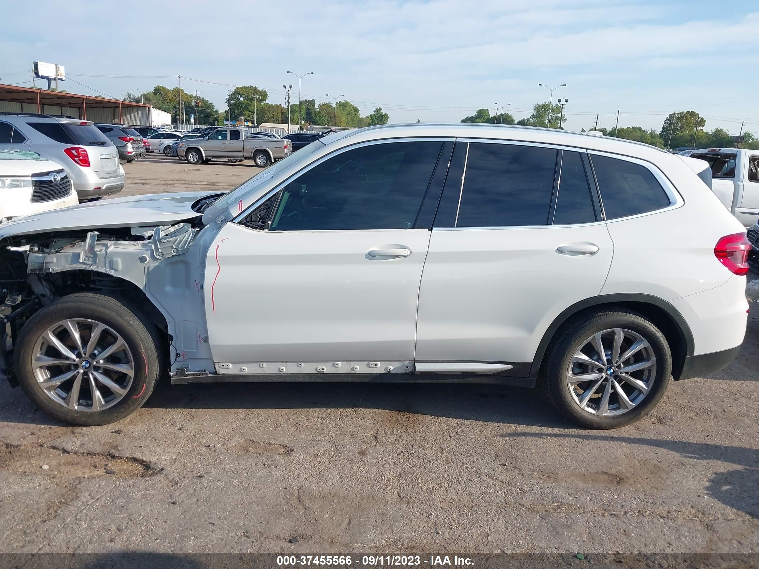 Photo 14 VIN: 5UXTR7C51KLR39743 - BMW X3 