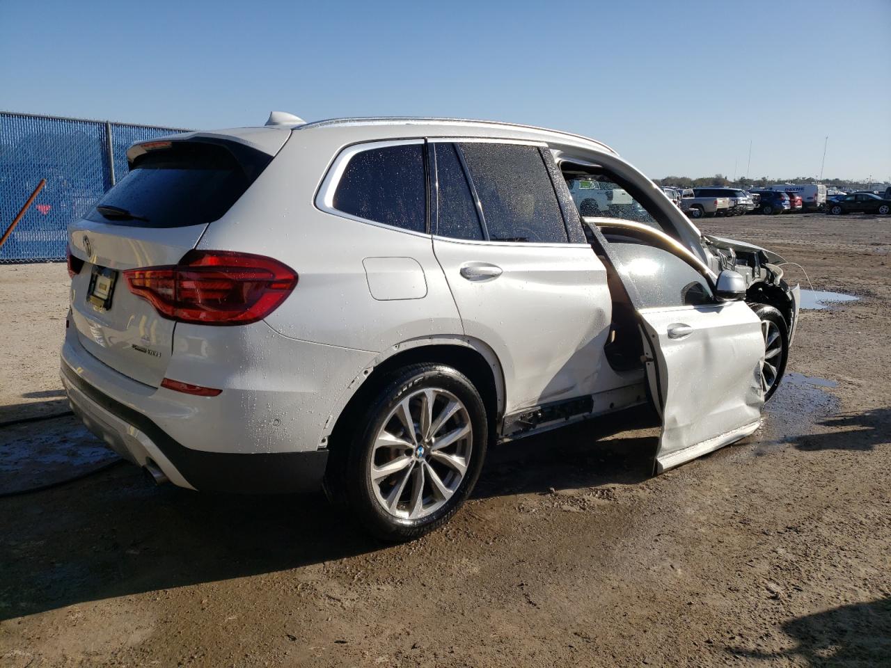 Photo 2 VIN: 5UXTR7C52KLF23347 - BMW X3 