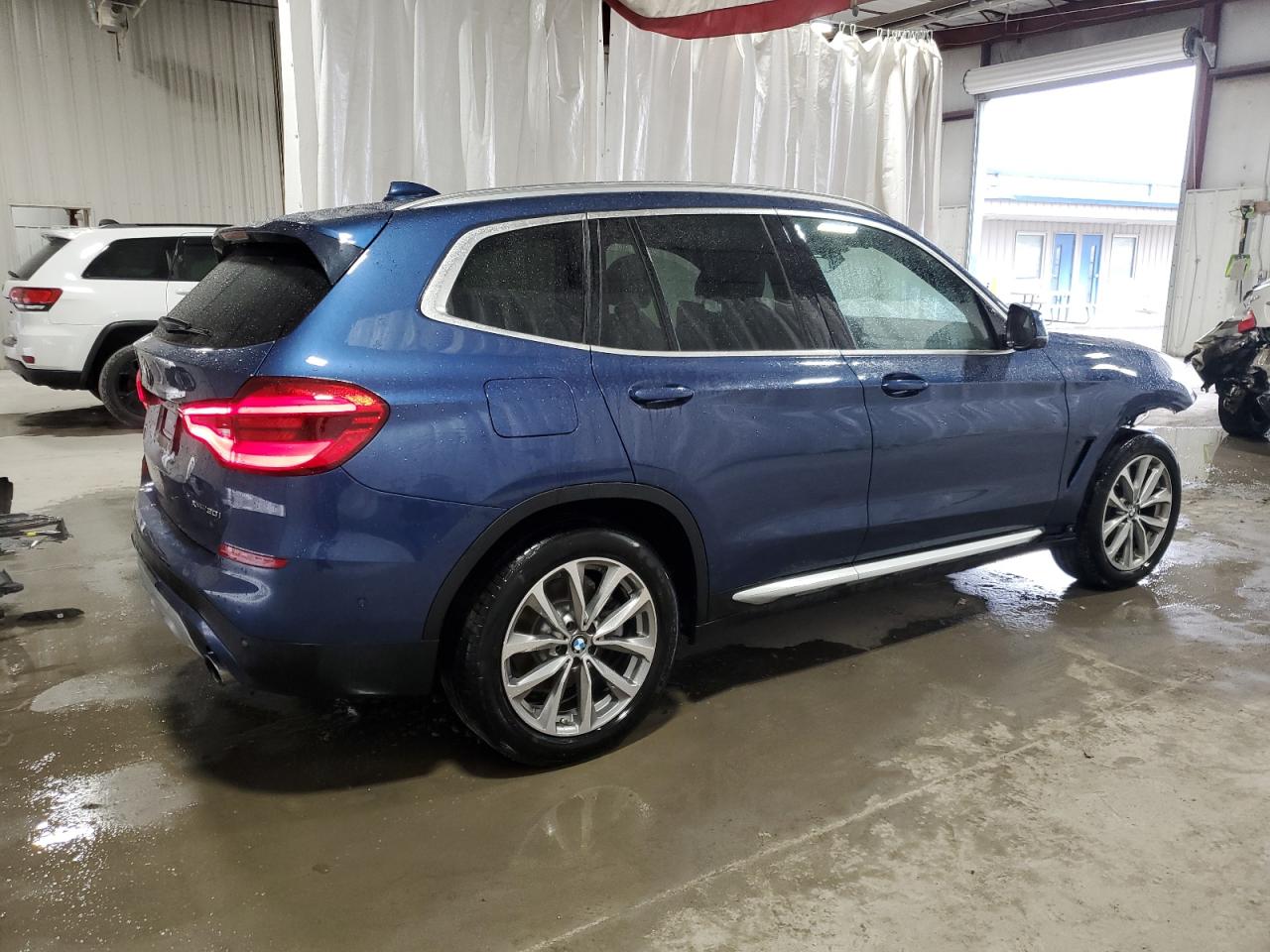 Photo 2 VIN: 5UXTR9C50JLD68730 - BMW X3 