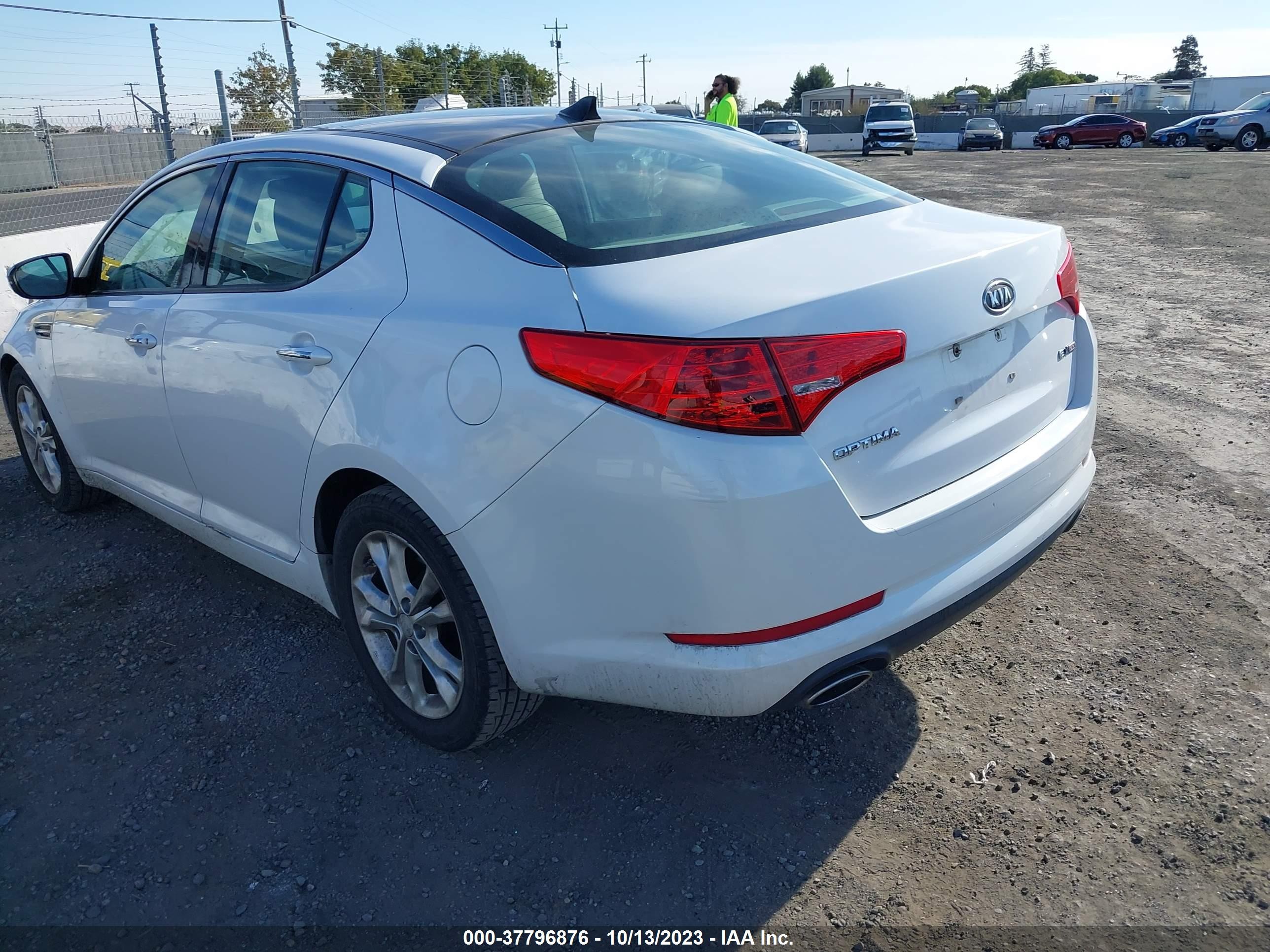 Photo 2 VIN: 5XXGN4A71CG042053 - KIA OPTIMA 