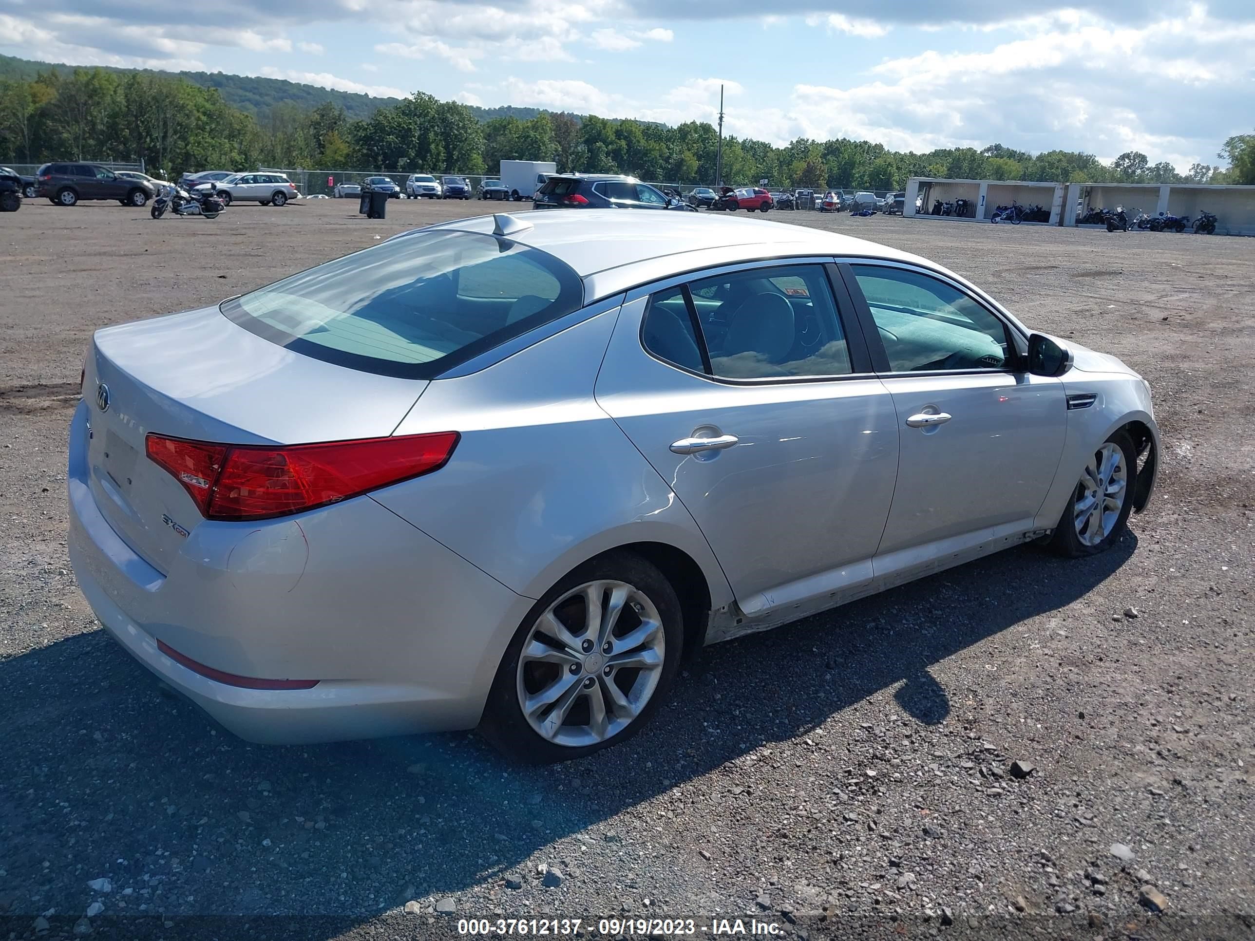 Photo 3 VIN: 5XXGN4A7XDG225758 - KIA OPTIMA 