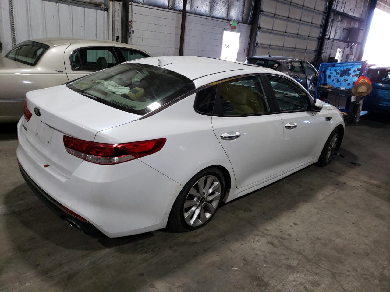 Photo 2 VIN: 5XXGT4L30GG002858 - KIA OPTIMA 