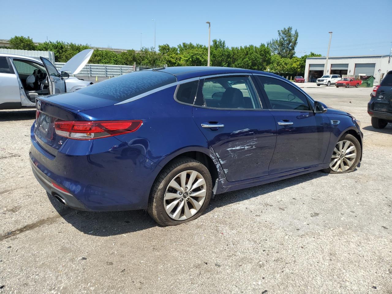 Photo 2 VIN: 5XXGT4L30JG241334 - KIA OPTIMA 