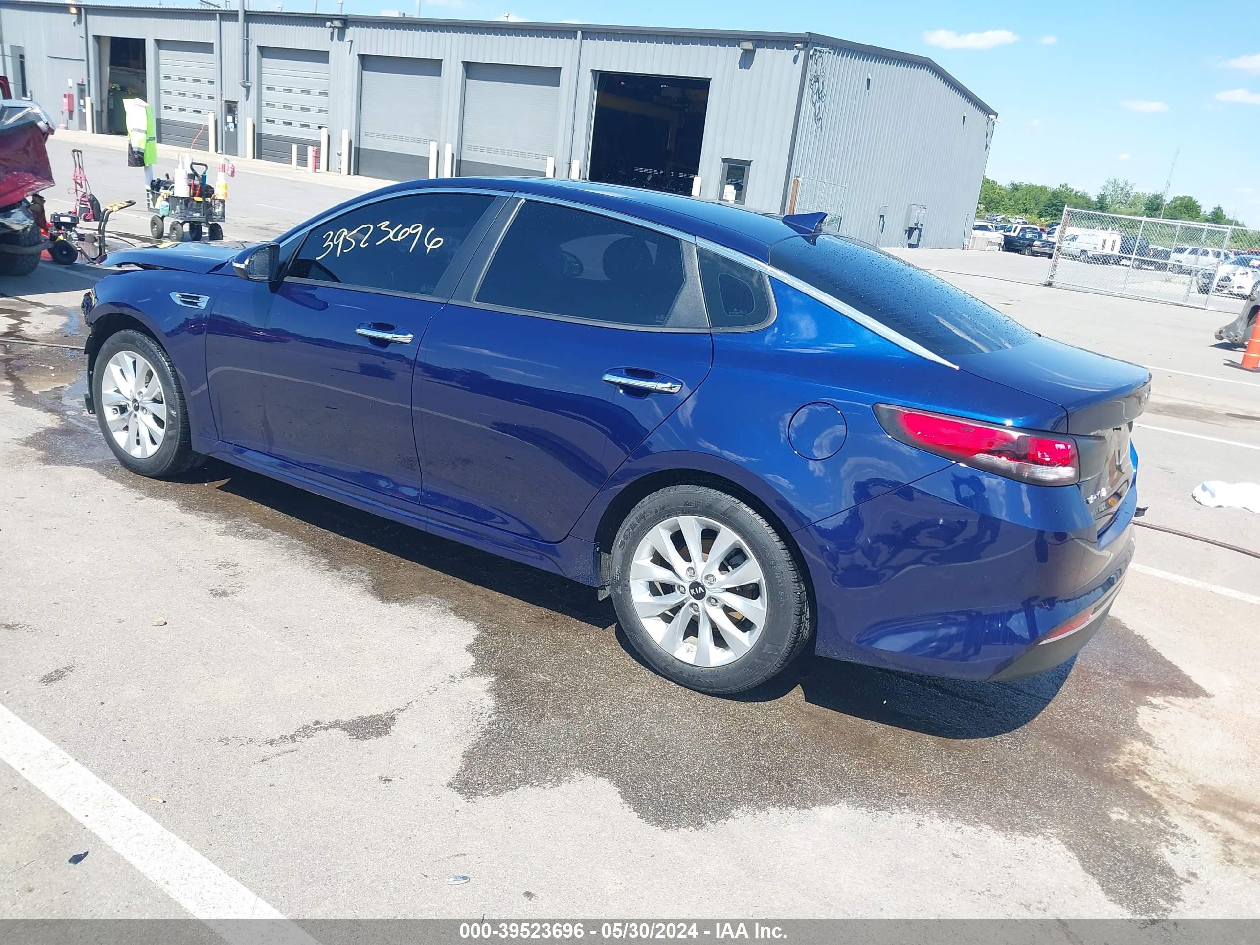 Photo 2 VIN: 5XXGT4L30JG257727 - KIA OPTIMA 