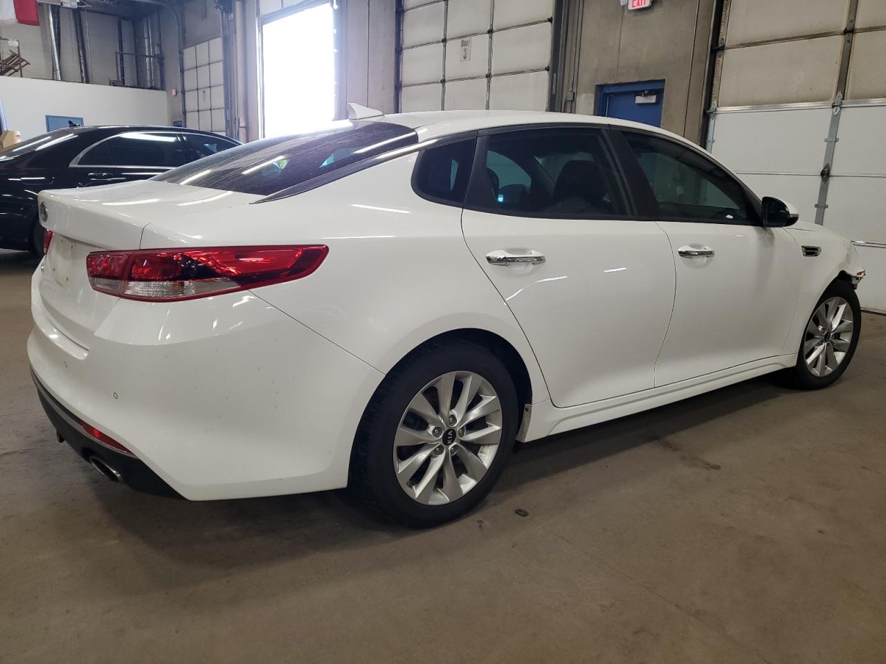 Photo 2 VIN: 5XXGT4L30JG258988 - KIA OPTIMA 