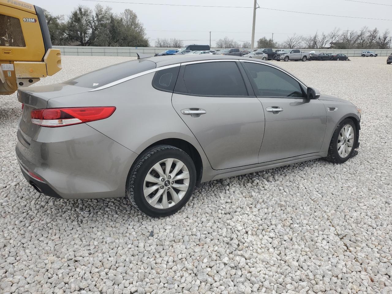 Photo 2 VIN: 5XXGT4L31JG252293 - KIA OPTIMA 