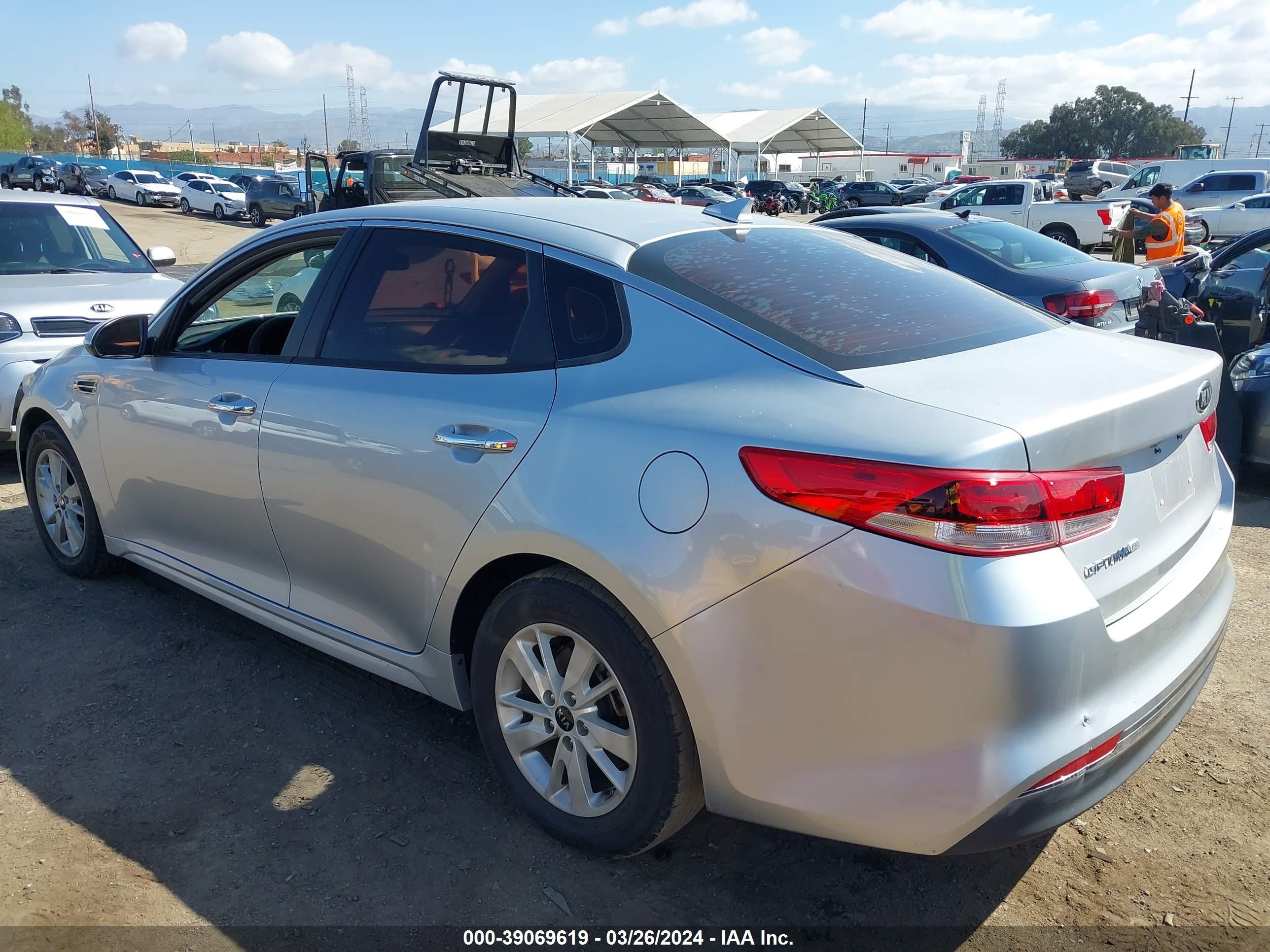 Photo 2 VIN: 5XXGT4L32HG148812 - KIA OPTIMA 