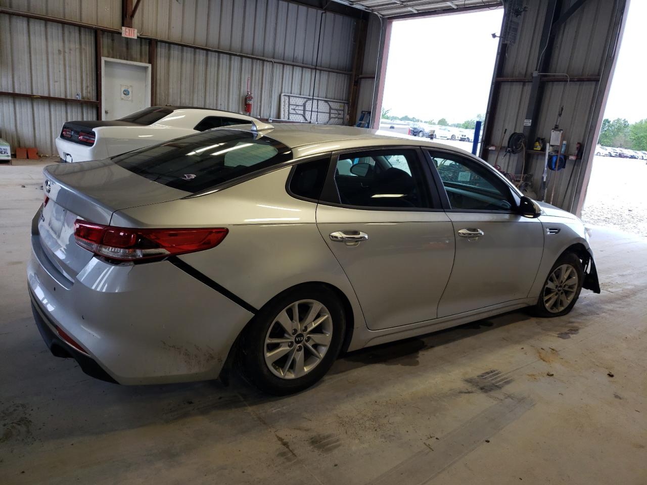 Photo 2 VIN: 5XXGT4L34JG228974 - KIA OPTIMA 