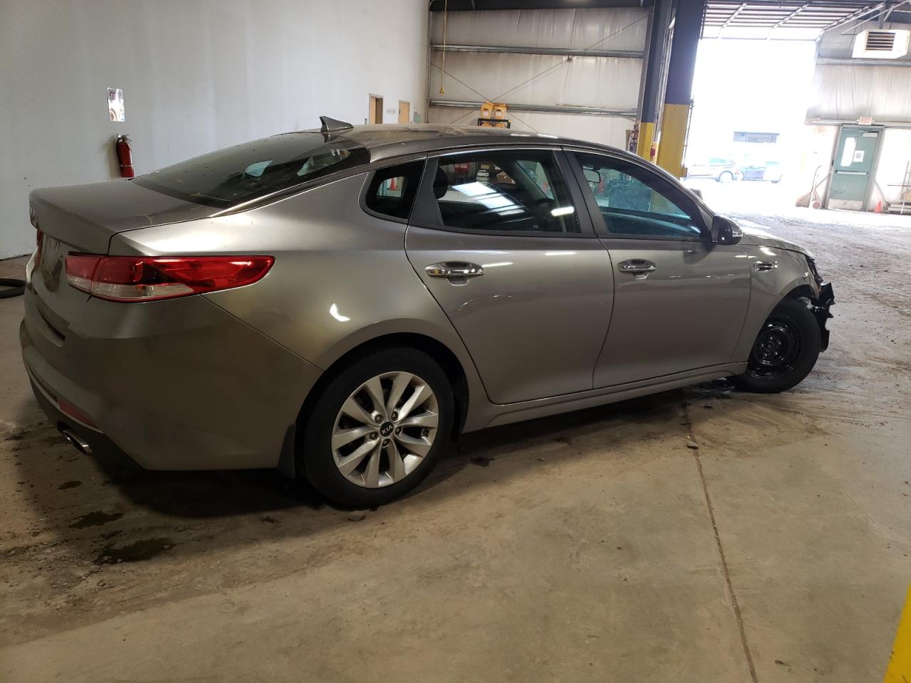 Photo 2 VIN: 5XXGT4L35JG270750 - KIA OPTIMA 