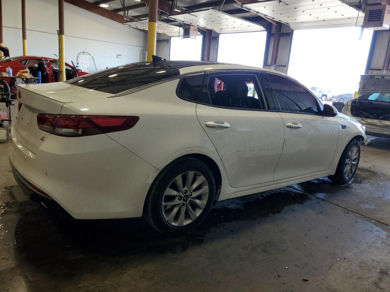 Photo 2 VIN: 5XXGT4L36JG233884 - KIA OPTIMA 