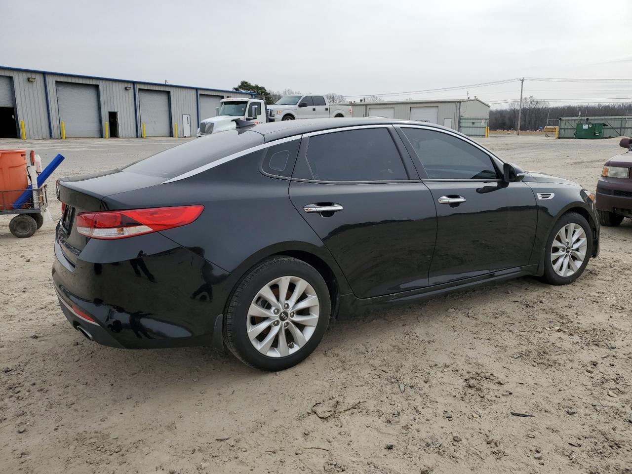 Photo 2 VIN: 5XXGT4L36JG257585 - KIA OPTIMA 