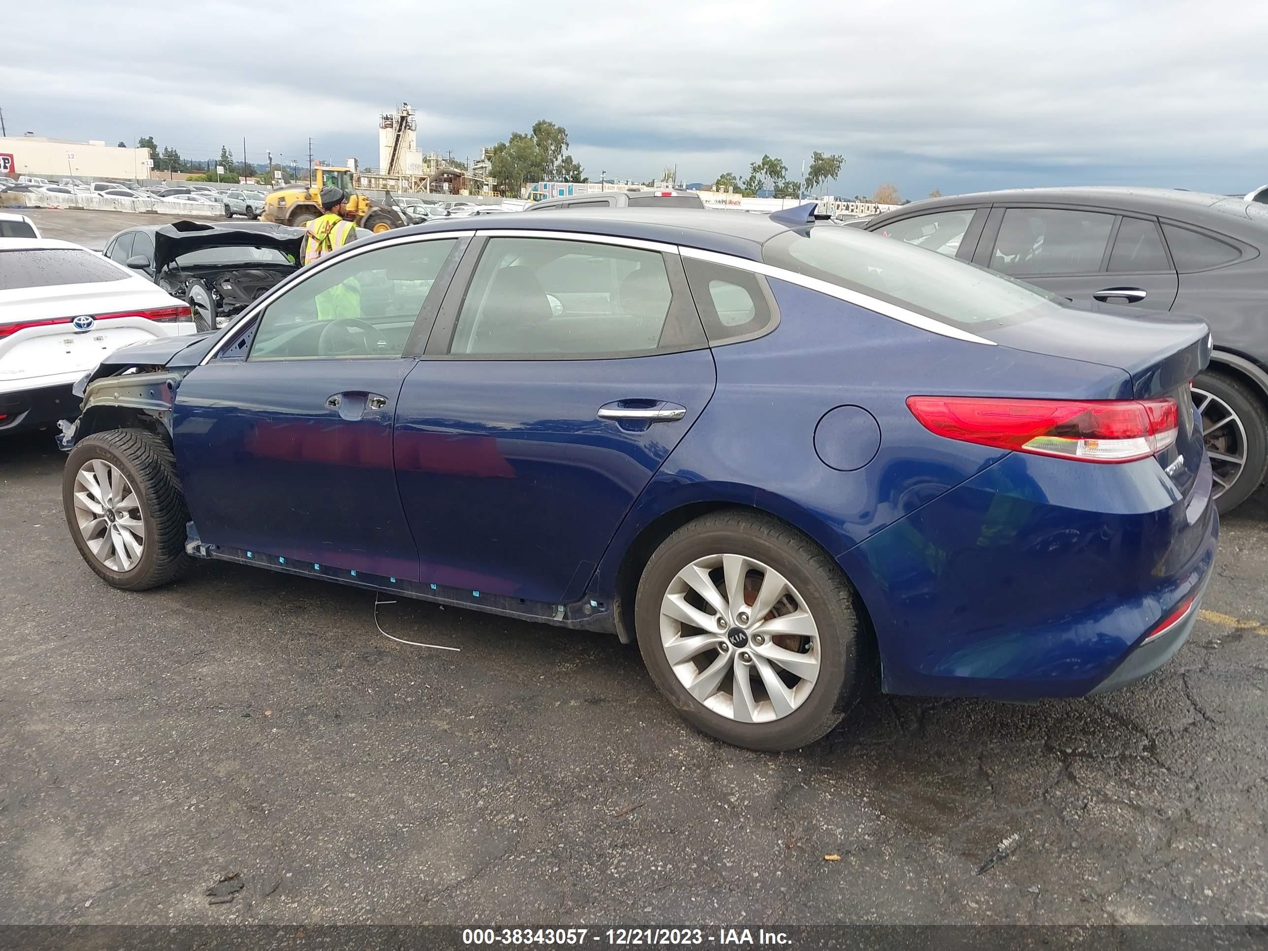 Photo 2 VIN: 5XXGT4L37JG263685 - KIA OPTIMA 