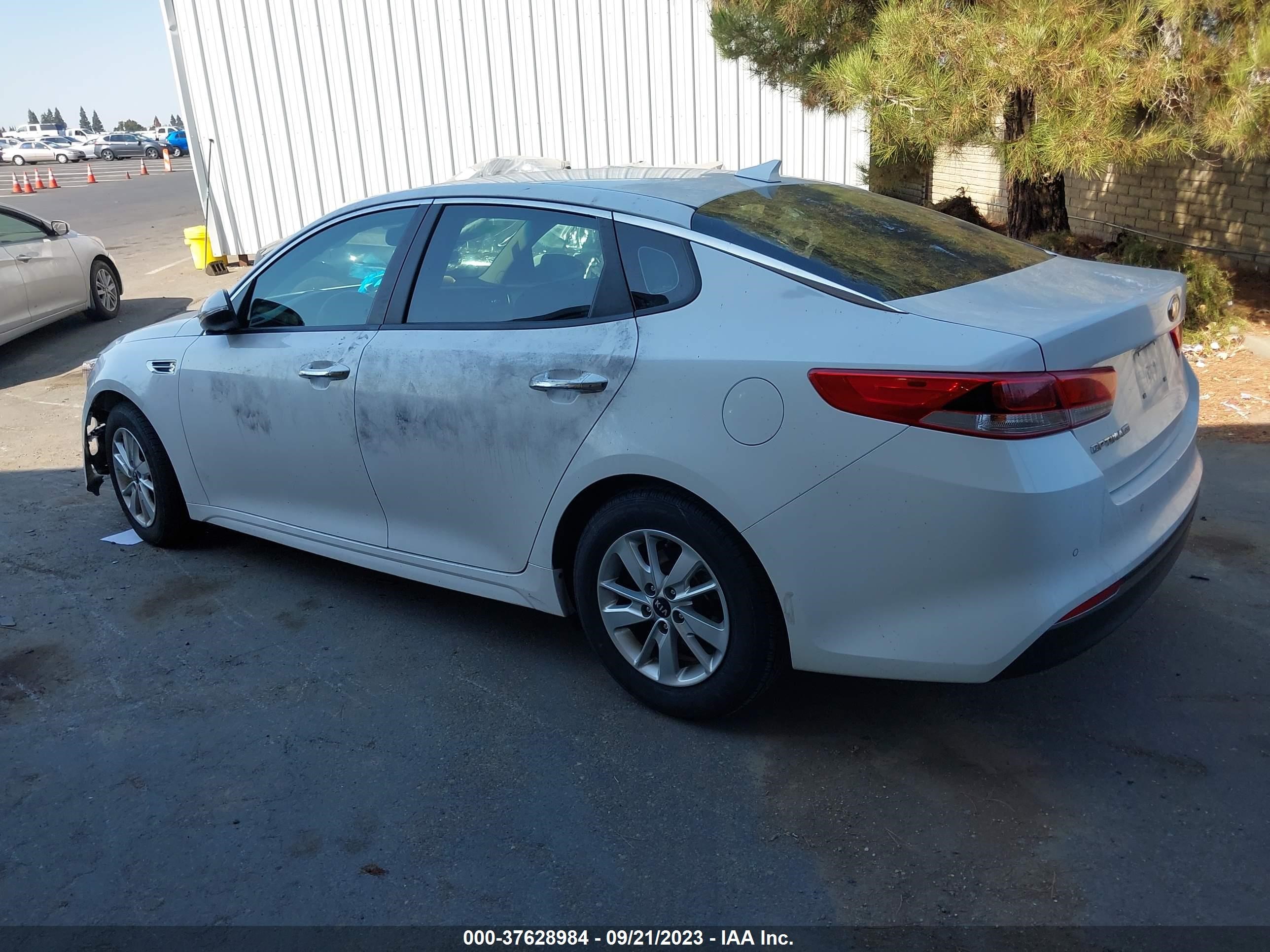 Photo 2 VIN: 5XXGT4L38HG126975 - KIA OPTIMA 