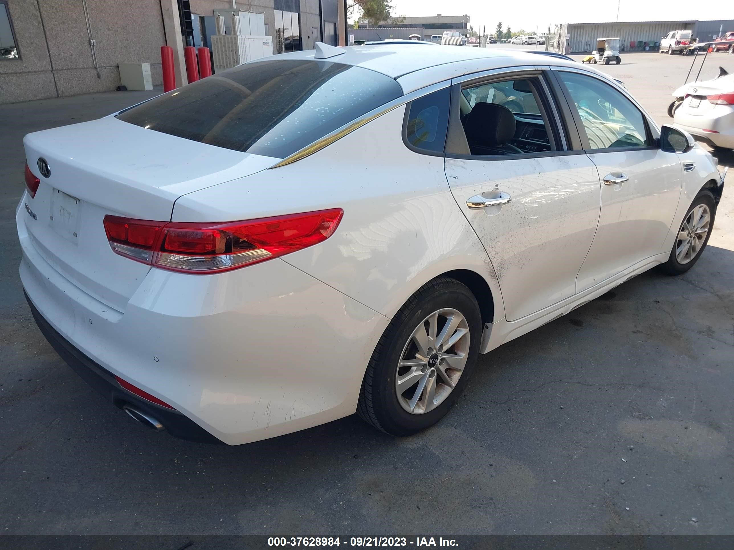 Photo 3 VIN: 5XXGT4L38HG126975 - KIA OPTIMA 