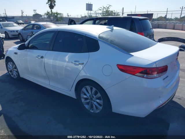 Photo 2 VIN: 5XXGT4L38JG258592 - KIA OPTIMA 