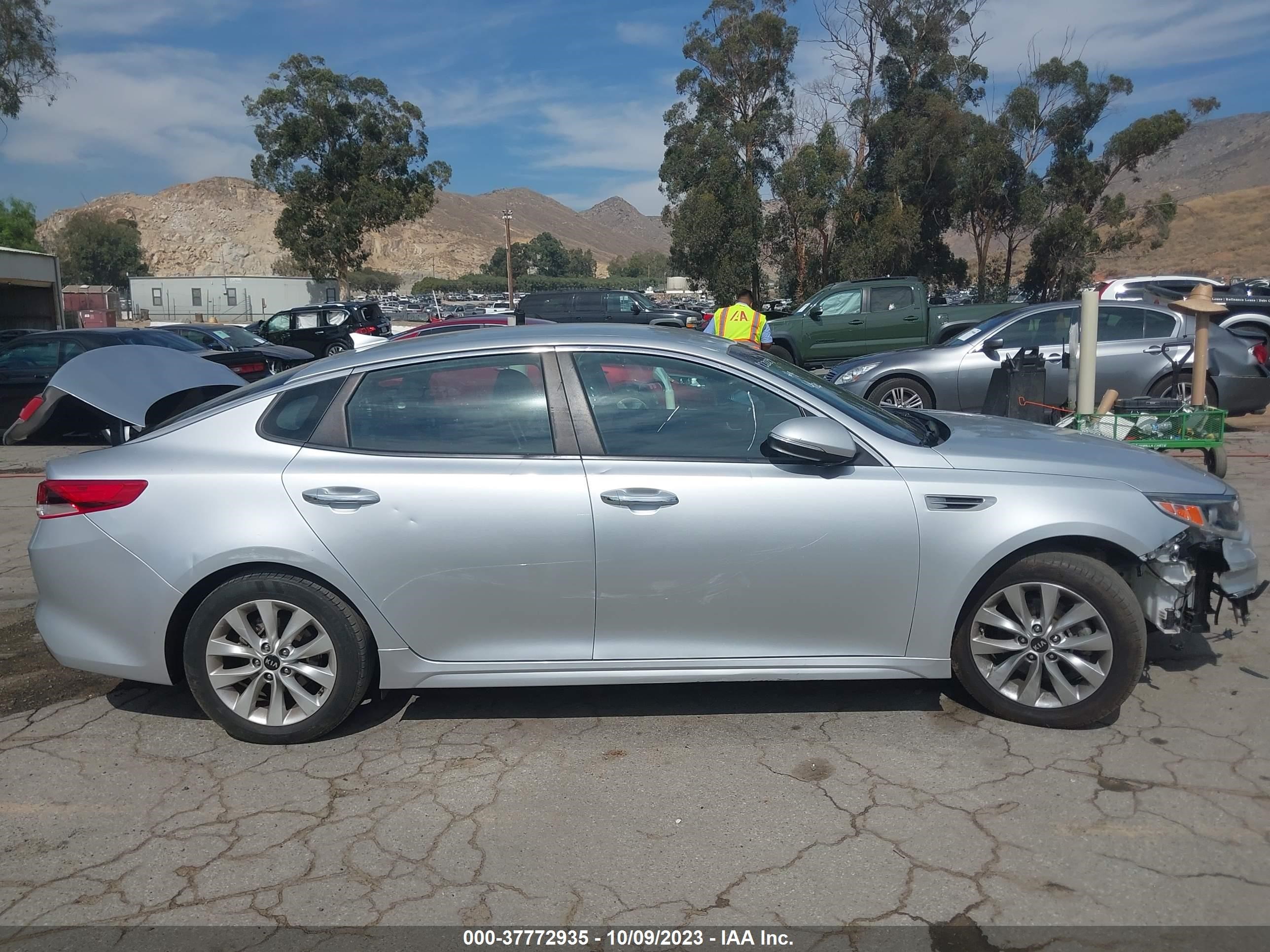 Photo 11 VIN: 5XXGT4L38JG259824 - KIA OPTIMA 