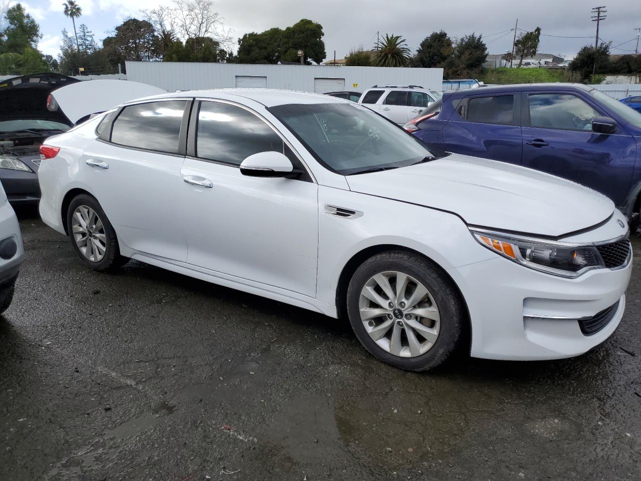 Photo 3 VIN: 5XXGT4L38JG263551 - KIA OPTIMA 