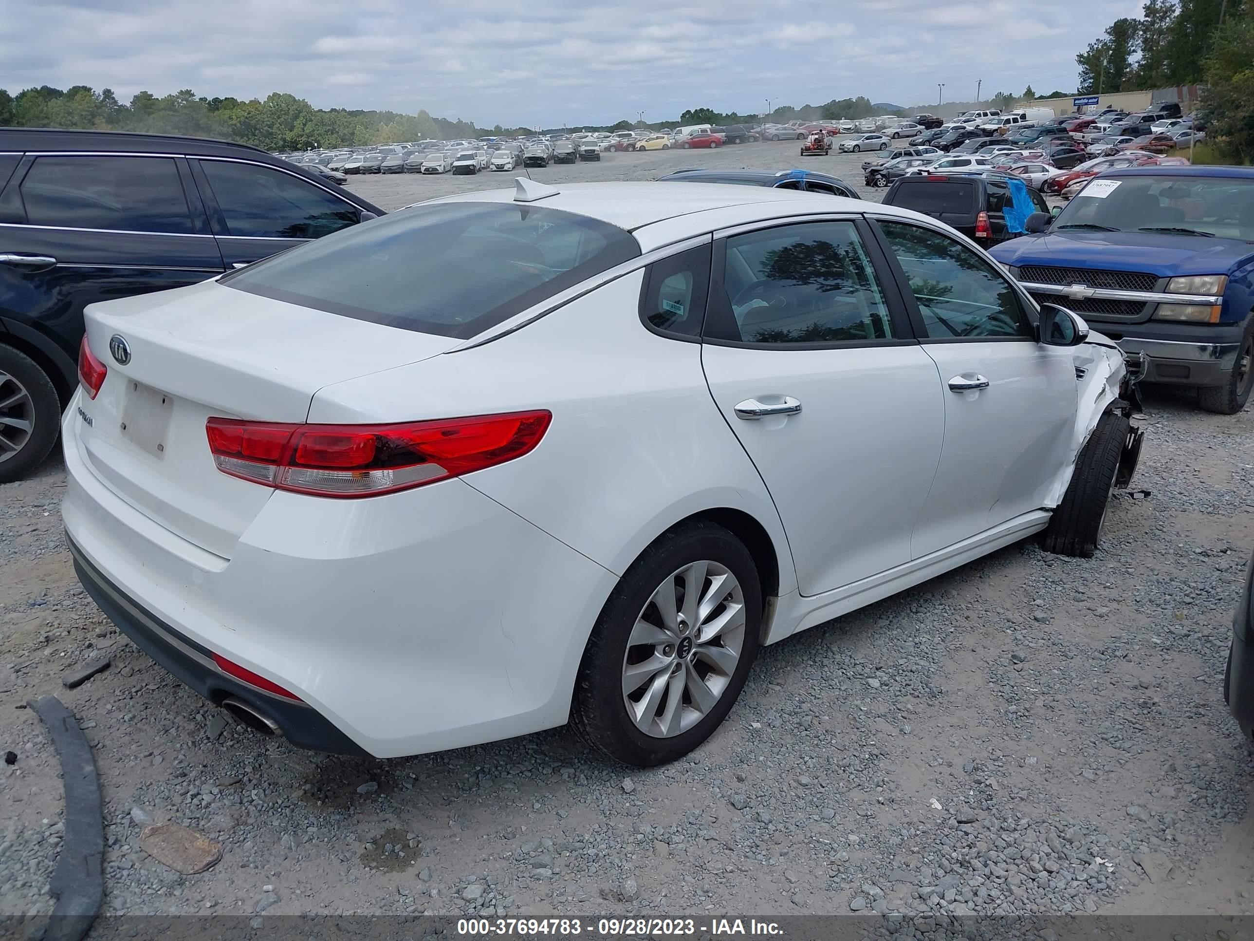 Photo 3 VIN: 5XXGT4L39HG173402 - KIA OPTIMA 