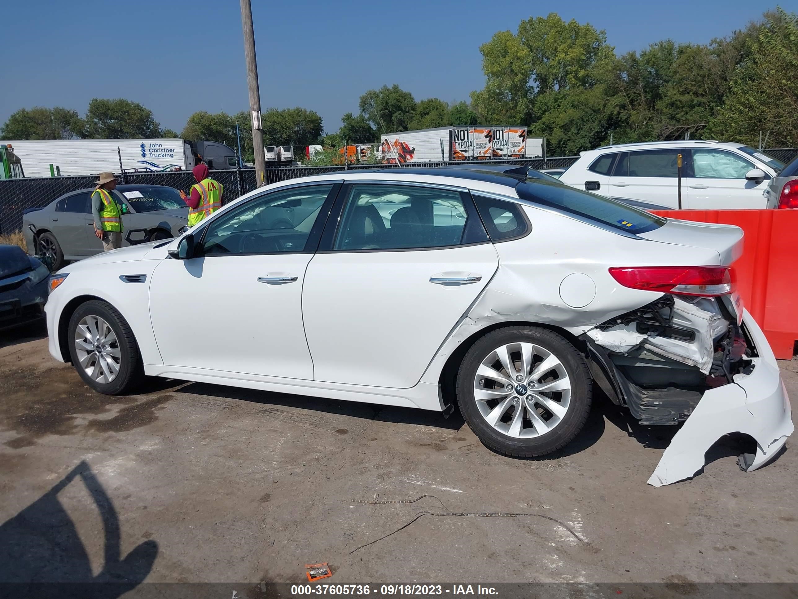 Photo 12 VIN: 5XXGU4L30GG063852 - KIA OPTIMA 