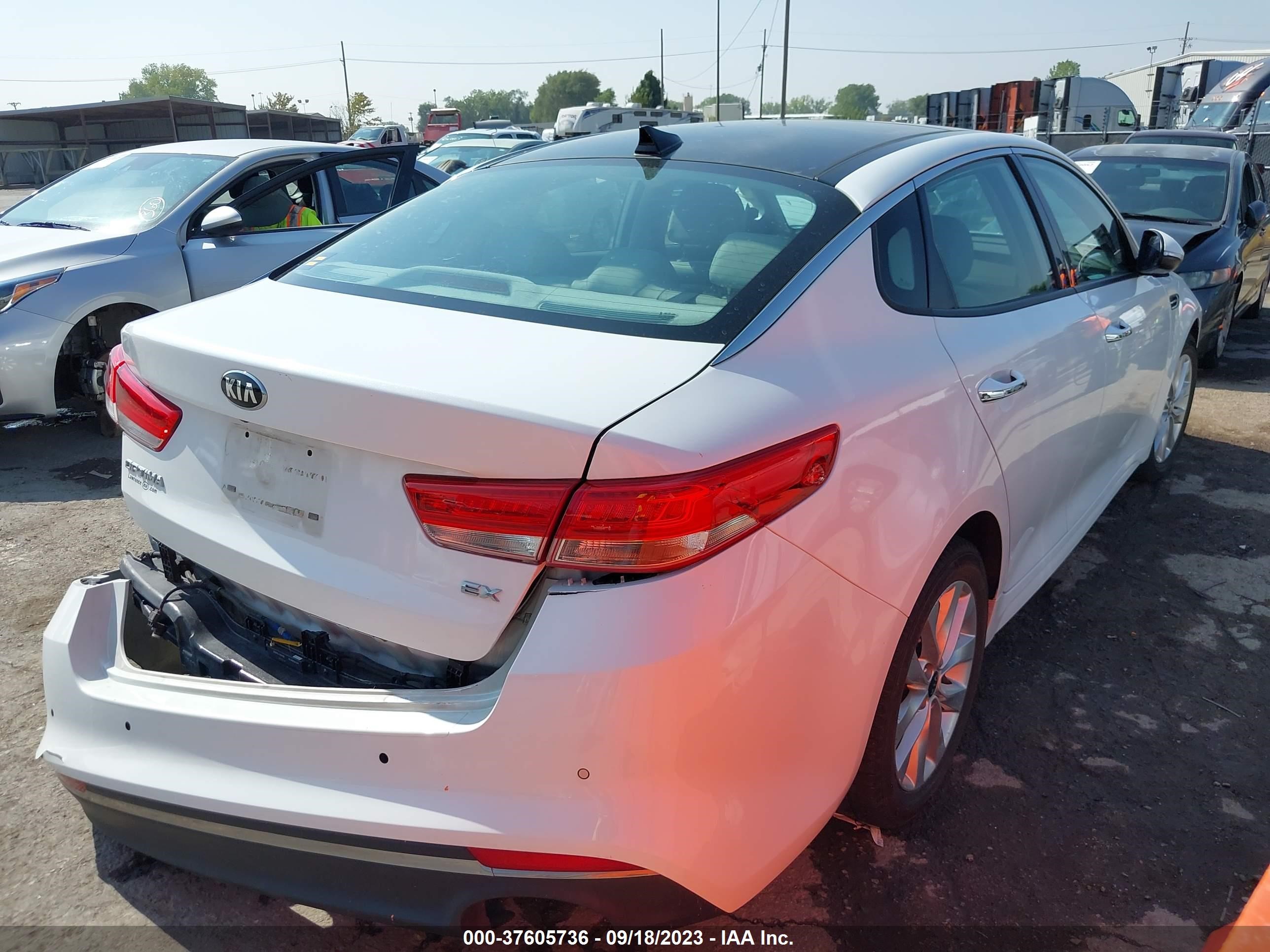 Photo 3 VIN: 5XXGU4L30GG063852 - KIA OPTIMA 