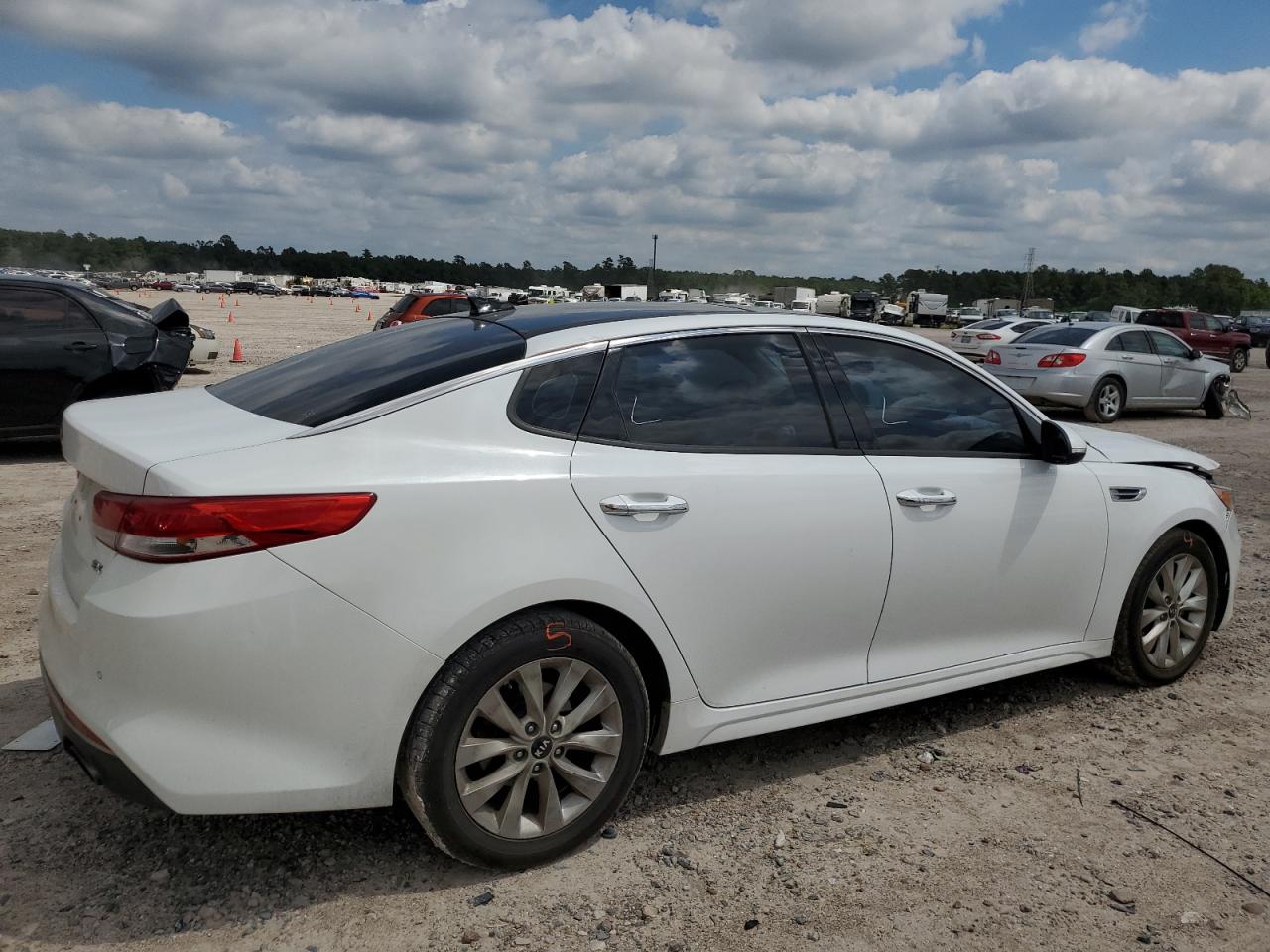 Photo 2 VIN: 5XXGU4L30GG099153 - KIA OPTIMA 