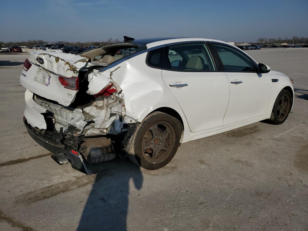 Photo 2 VIN: 5XXGU4L35GG044889 - KIA OPTIMA 