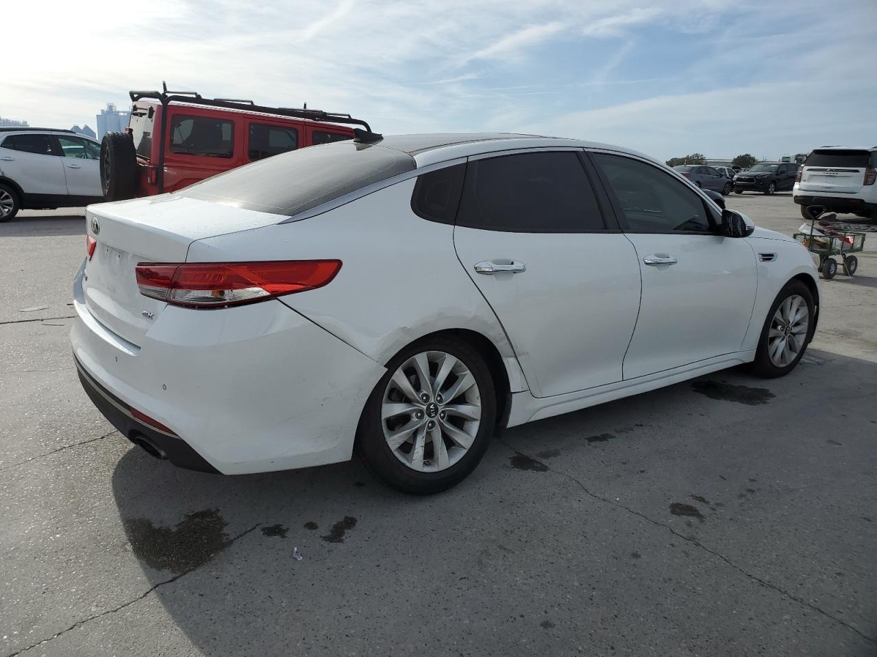 Photo 2 VIN: 5XXGU4L36GG094832 - KIA OPTIMA 